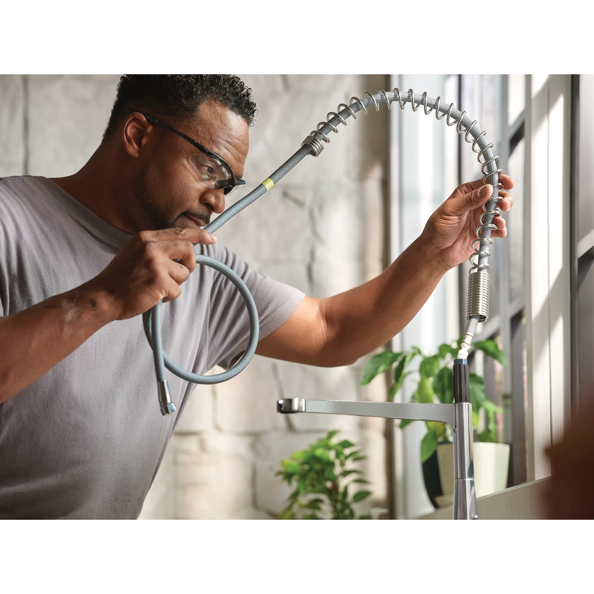 Sleek MotionSense Wave One-Handle Pre-Rinse Spring Touchless Kitchen Faucet - Image 7