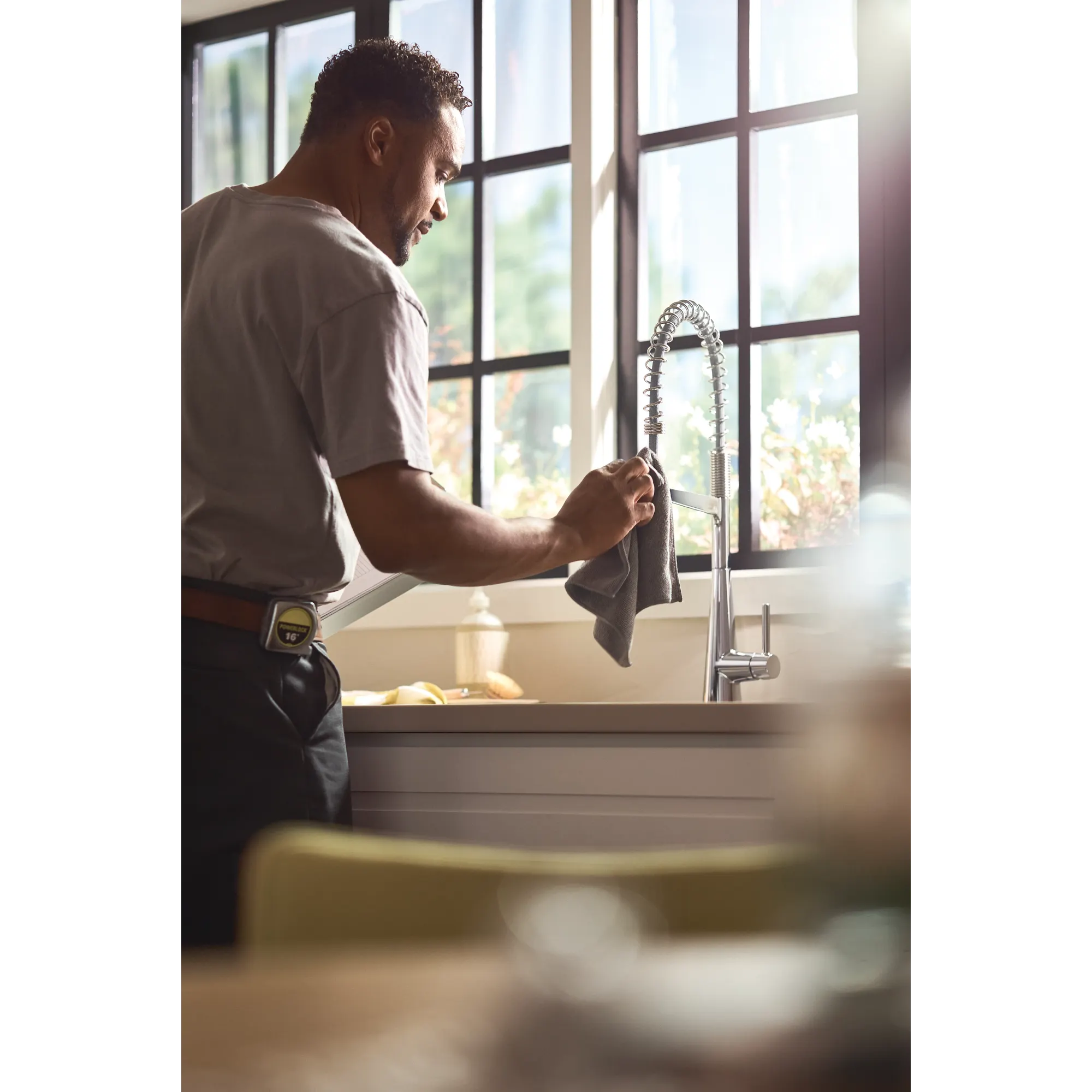 Sleek MotionSense Wave One-Handle Pre-Rinse Spring Touchless Kitchen Faucet - Image 8