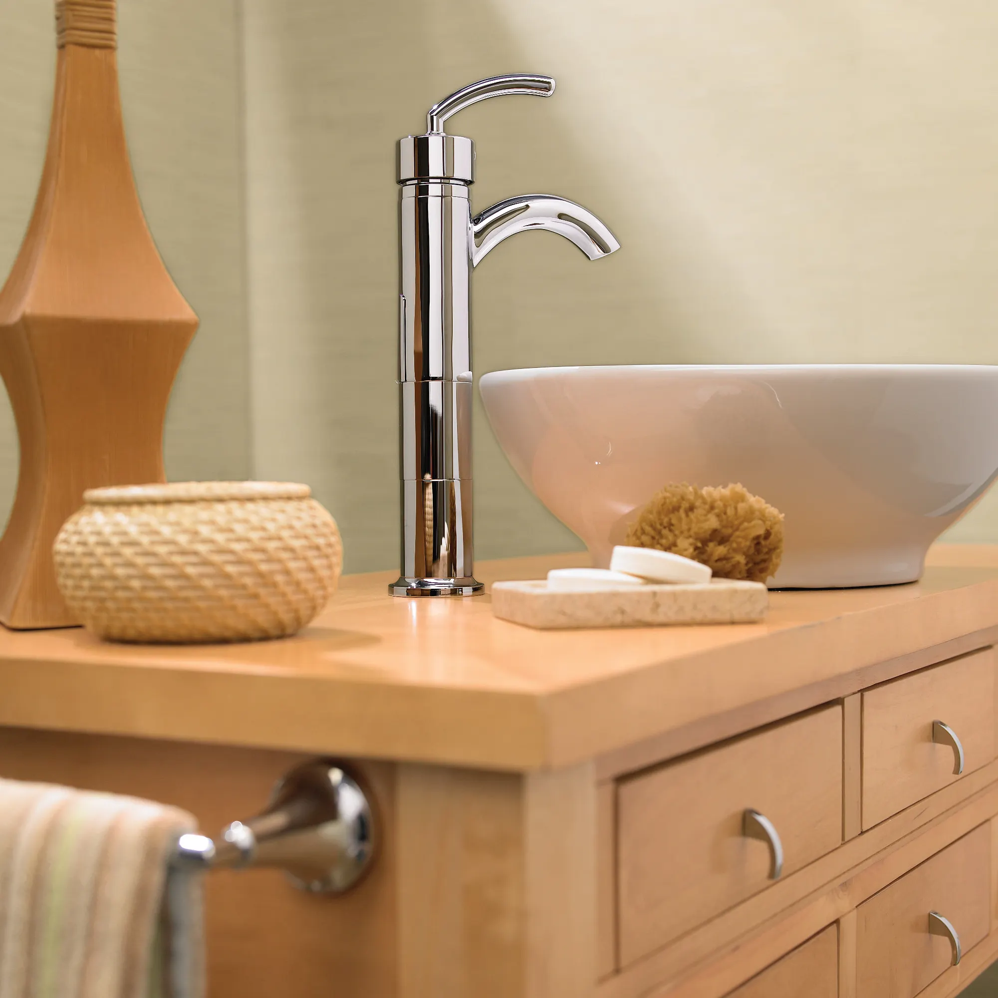 Icon Chrome one-handle low arc bathroom faucet - Image 3
