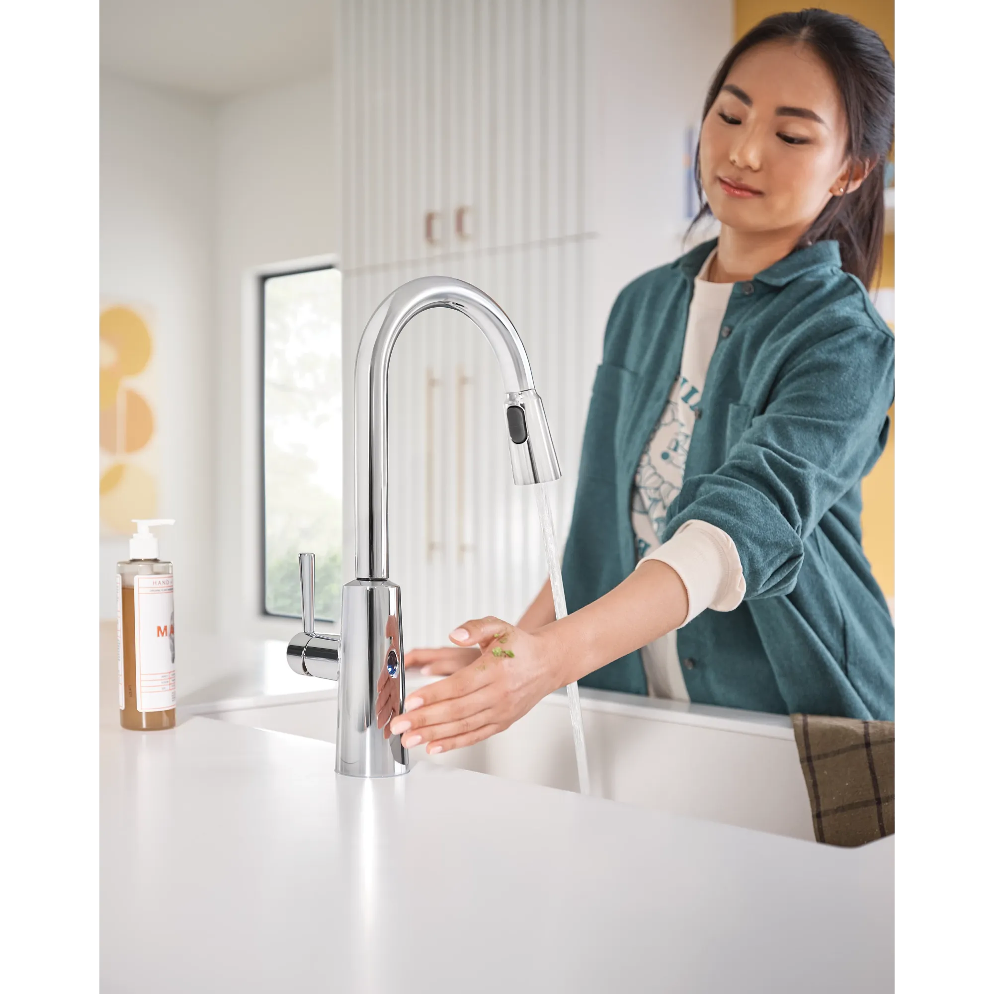 Riley MotionSense Wave One-Handle Pulldown Touchless Kitchen Faucet - Image 14