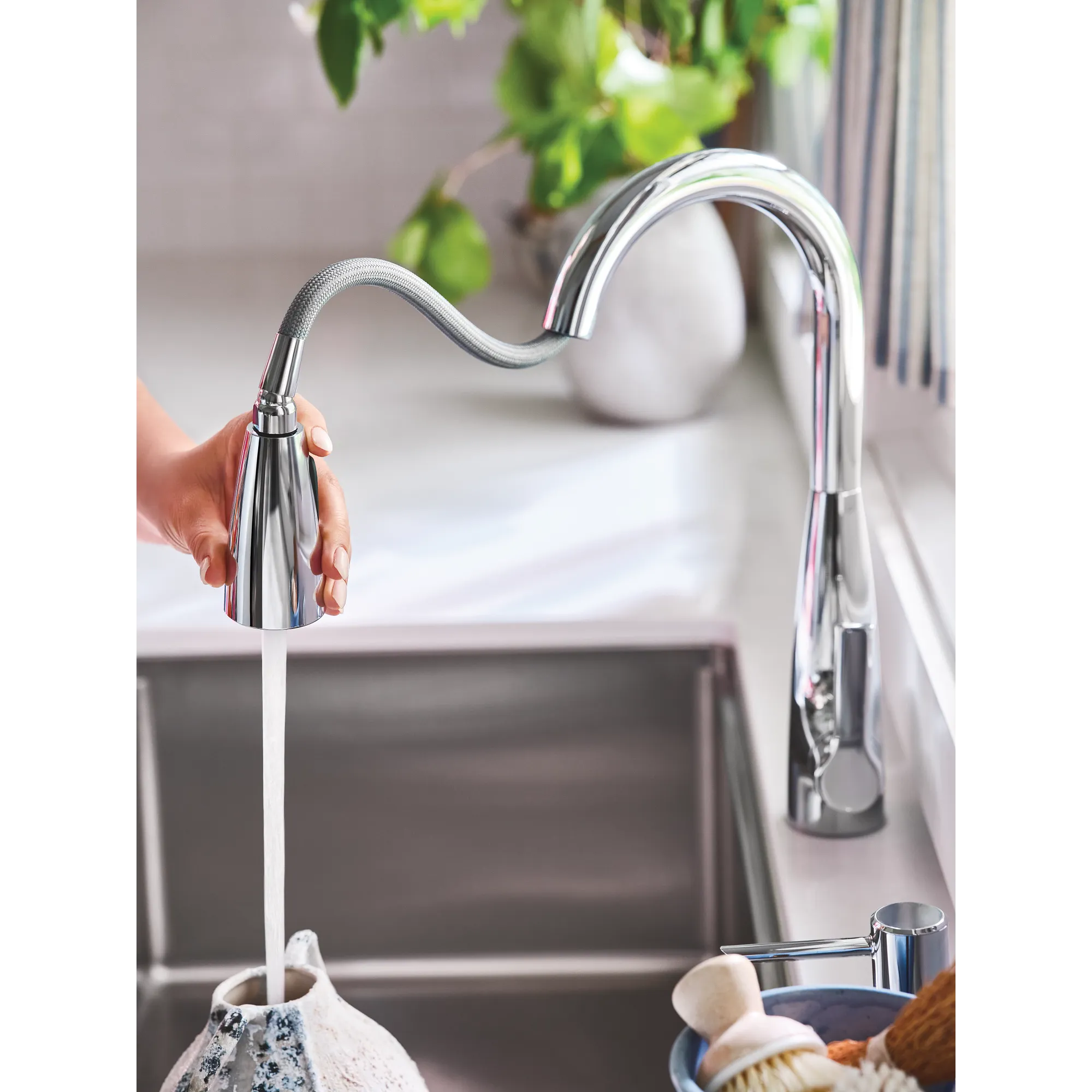 Haelyn MotionSense Wave One-Handle Pulldown Touchless Kitchen Faucet - Image 4