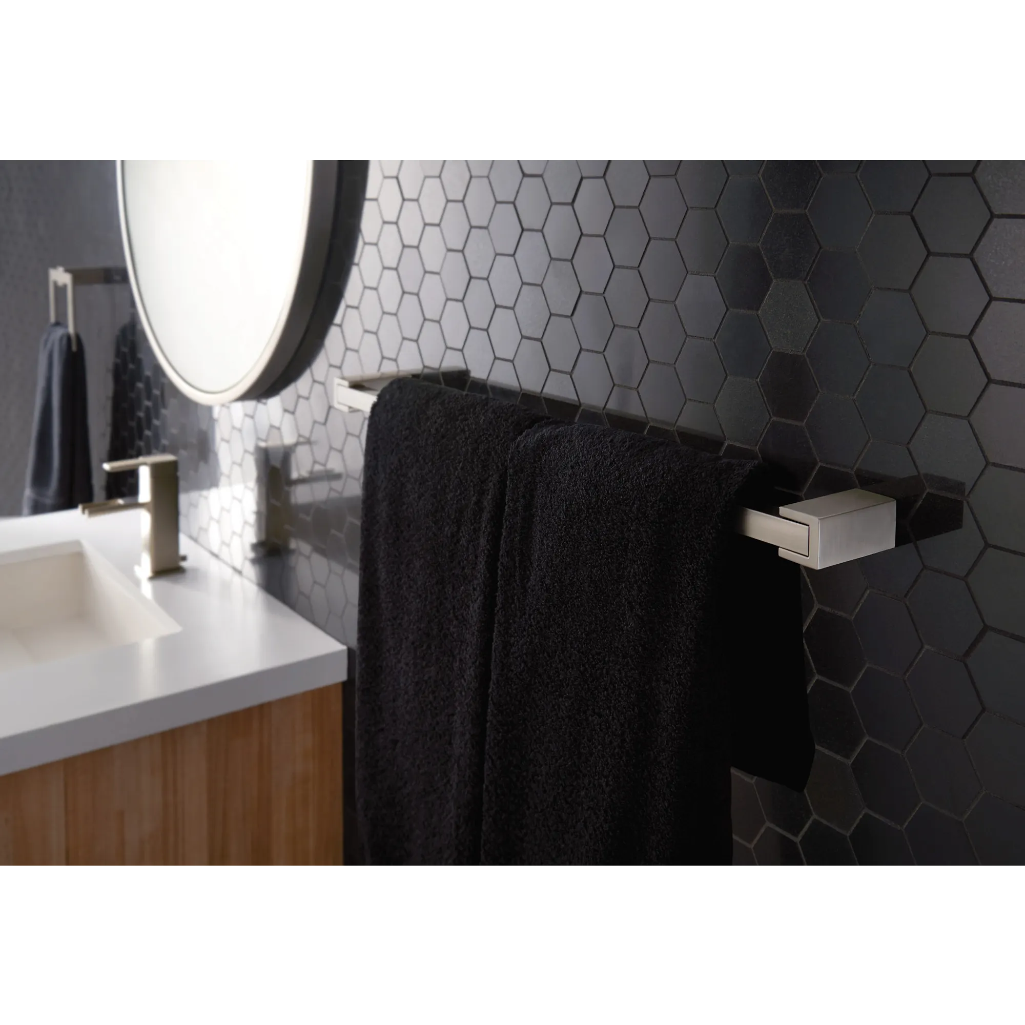 Kyvos Chrome 24" Towel Bar - Image 4