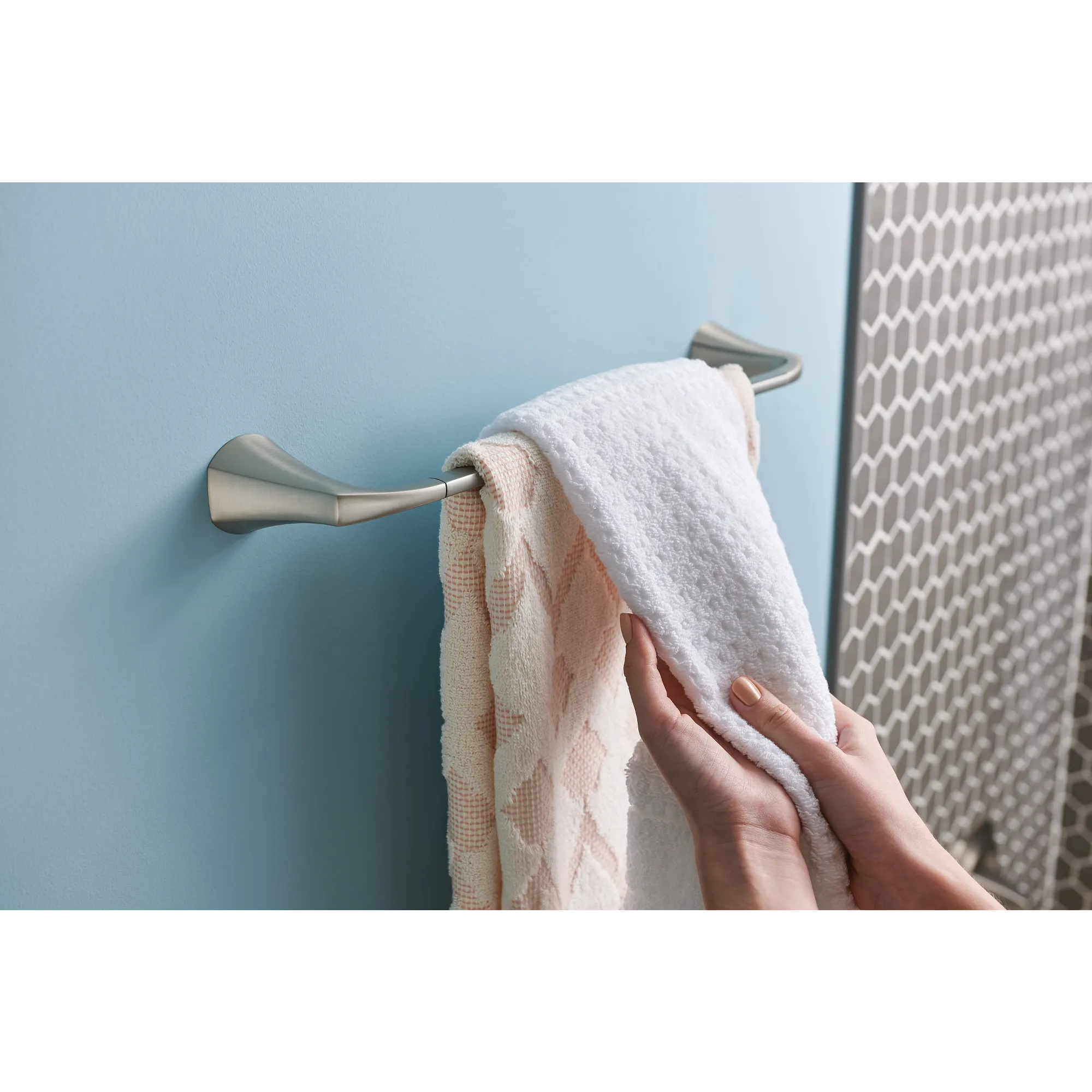 Lindor 24" Towel Bar - Image 12