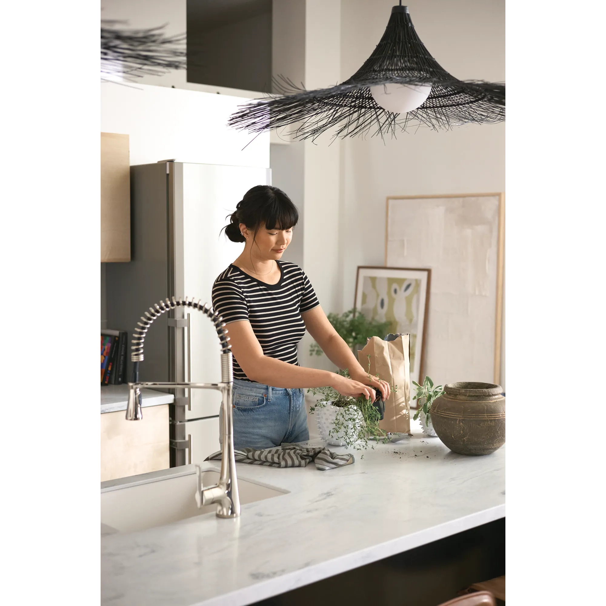 Sinema MotionSense Wave One-Handle Pre-Rinse Spring Touchless Kitchen Faucet - Image 18