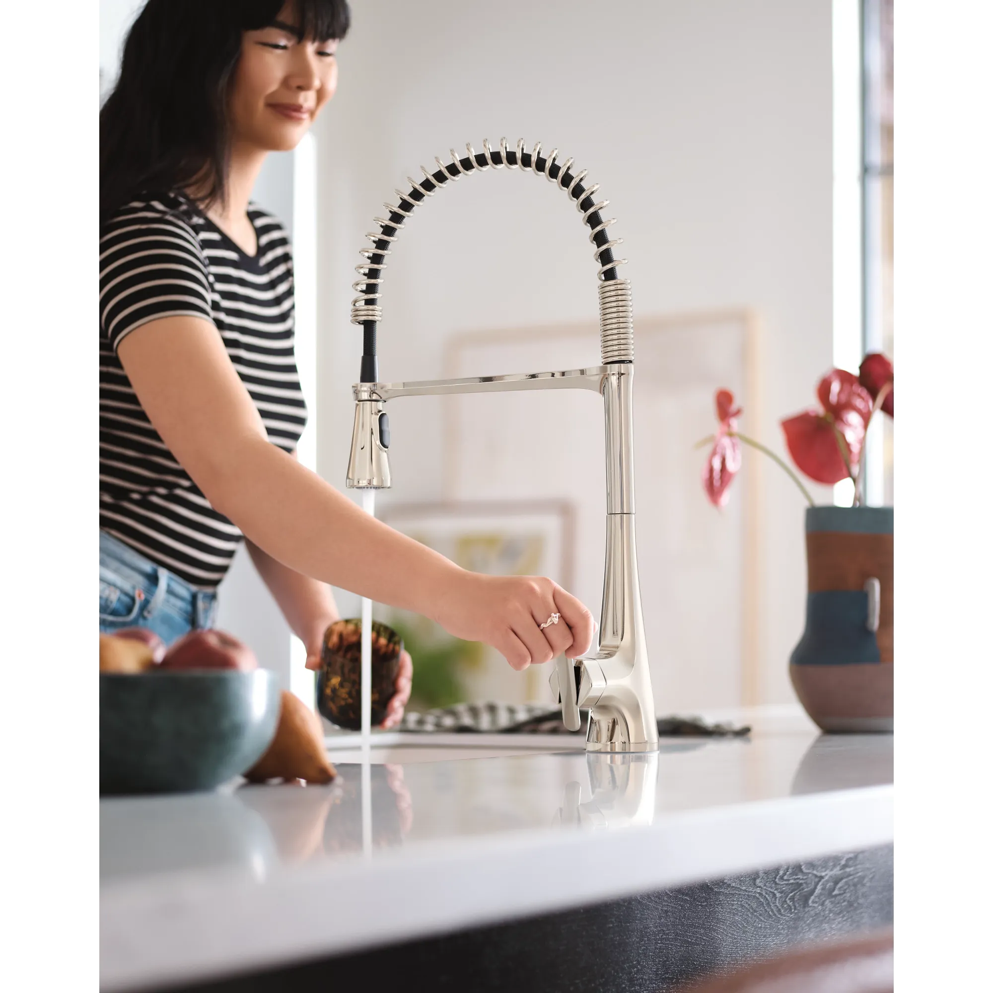 Sinema MotionSense Wave One-Handle Pre-Rinse Spring Touchless Kitchen Faucet - Image 19