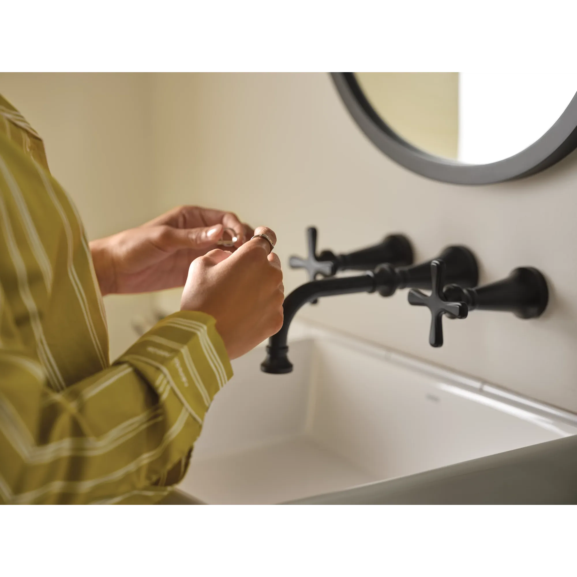 Colinet Chrome two-handle wall mount bathroom faucet - Image 9