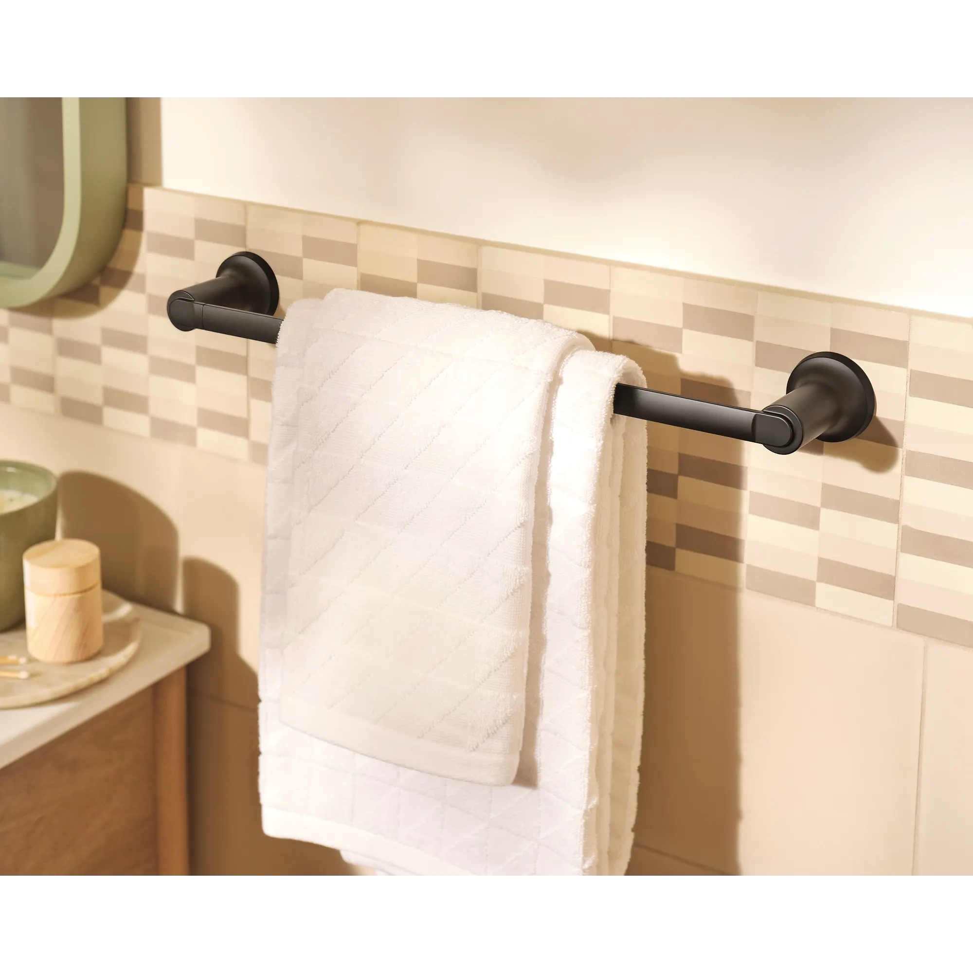 Moen Chrome 18" towel bar - Image 8