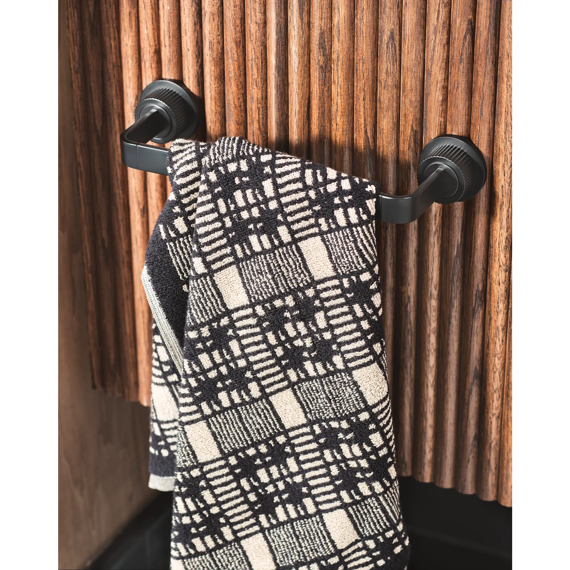 Cambium Chrome hand towel bar - Image 5